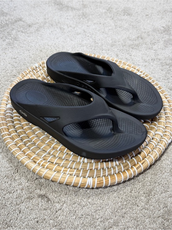 OOFOS Shoes - OOFOS Women’s OOriginal Recovery Lightweight Thong Flip Flop Sandals in Black 10
